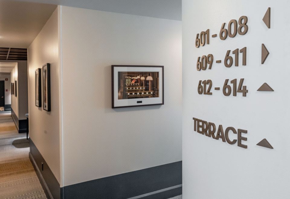 1. 인 앳 더 마켓..