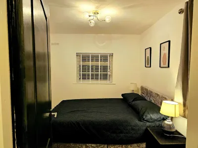 Cosy 1 Bedroom Flat Near Bridgend Town Centre Hotels near St Mary's Catholic Church, Bridgend