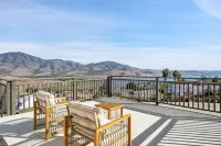 Luxury Studio with Lake Views and Spacious Balcony