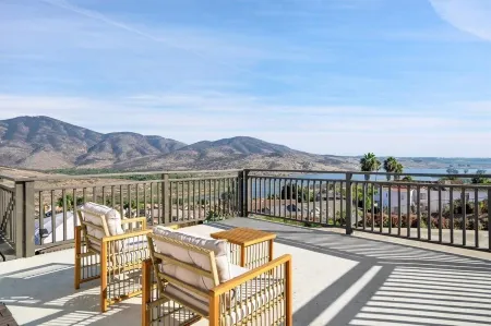 Luxury Studio with Lake Views and Spacious Balcony