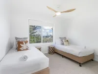 Coastal Home, 500m Walk to Hospital with Ocean Views