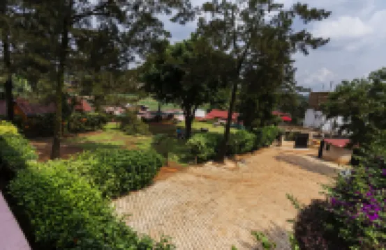 Royal Lake View Gardens Hotel a 