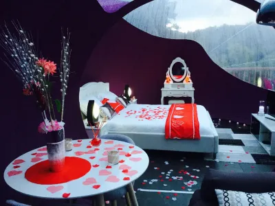 La Féerie des Anges avec jacuzzi privatif - hébergement Bulle - Cabane dans les arbres et lodge spa - Grand-Est. Hôtels à : Illoud