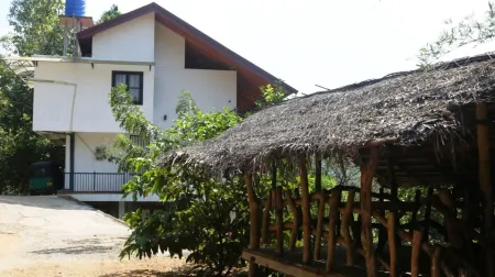 Birds Paradise Hotel Отели рядом с достопримечательностью «Sivali Central College Playground»