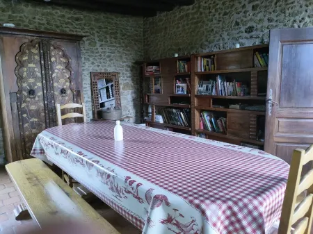 Chambres Dans le gîte "Rêves de Gamins", Proche du pôle Européen et du Circuit des 24h Отели рядом с достопримечательностью «Эпо»