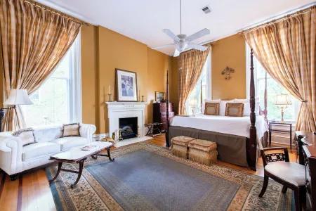 DuPont Mansion Bed & Breakfast Отели рядом с достопримечательностью «T3»