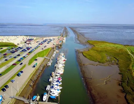 Ferienhaus in Dornum am Wasserschloss Отели в г. Дорнум