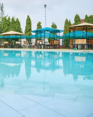 Spacious 4-bedroom with a pool Hotels in 