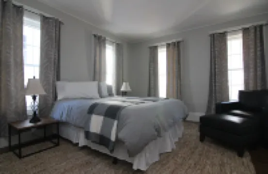 9 Lake Street Hotels in 