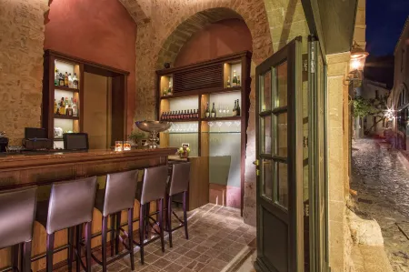 Moni Emvasis Luxury Suites Отели рядом с достопримечательностью «Springs»