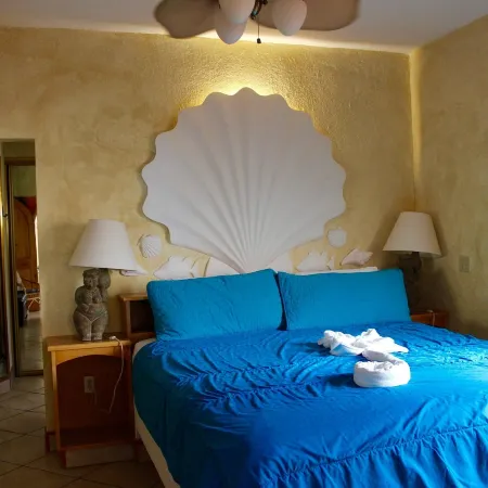 Las Gaviotas 402 Mid-Century Ocean View Apartment