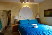 Mid-century Ocean View Apartment Hotel di 