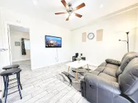 Serene Neighborhood Escape with Full Kitchen - Modern and Inviting 쉘타운 호텔