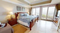 Ocean View and Spacious Living Areas - Lavish Coastal Retreat 폴리 비치 피어 주변 호텔
