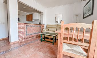 Bright 2-Bedroom Apartment with Private Patio and Communal Roof Terrace in Centr