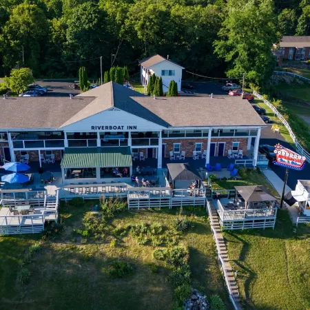 Riverboat Inn & Suites