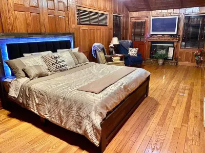 Penthouse Cabin  BOHO Loft, 3 balconies & Jetted Jacuzzi tub w/ Sunset VIEW!