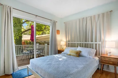 3 Bedroom Cottage with Private Fenced Yard