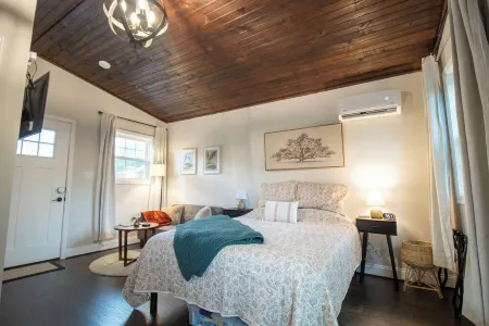 Charming Studio in Taylors by Brick and Home