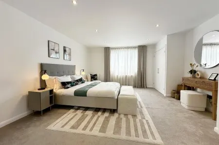 River Breeze 3-Bed Balcony Apartment Отели в г. Аран Дистрикт