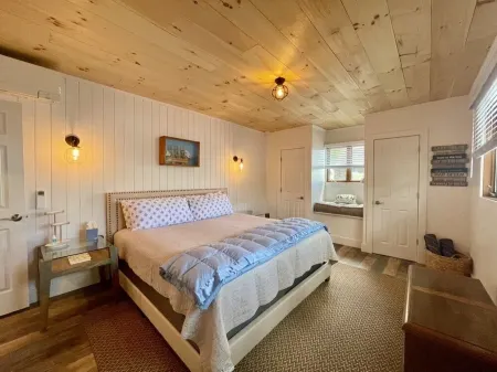 Cottage on Lake Saint Catherine