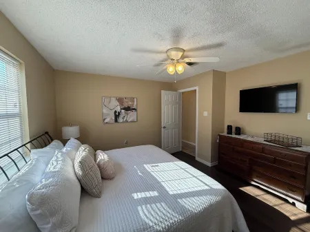 Louisville House: Charming 3-bedroom house in Russellville with Wi-Fi and AC