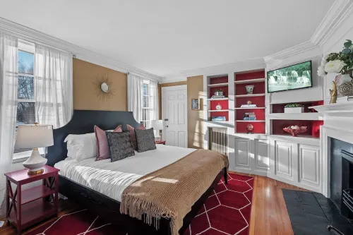 NEW Spacious 1BR on Salem Common l Steps to Downtown l Fenced in Yard + Parking