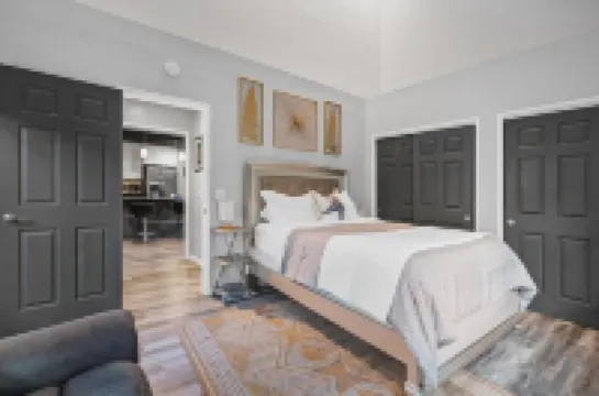 Charming Cambria Retreat w HotTub, Sleeps 8, FirePit, 5 min to Coast/Main St