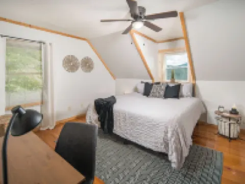 Boone/Blowing Rock Cabin: Hot Tub, Mountain Views, Sleeps 8, Peaceful, Private Hotels in Watauga