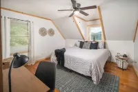 Boone/Blowing Rock Mountain View Cabin: Hot Tub, Sleeps 8 - Perfect Getaway!