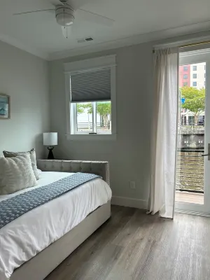 Leisure at The Cove - 2-bedroom houseboat in Wilmington