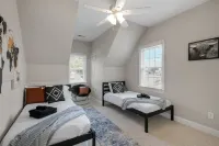 Southern Charm! Theater Room, Hot Tub, Game Space!