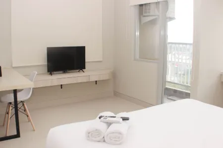 Cozy Studio at LRT City Jatibening Apartment Отели в г. Pondok Gede