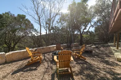 Texas Charm Cottage - 1 Block from the Lake & Hill Country Views Hôtels à : Canyon Lake