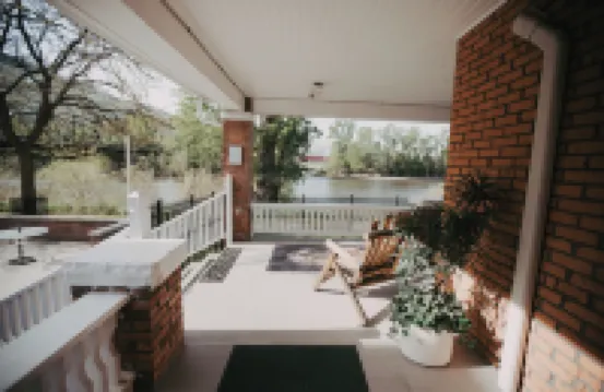 Goldsmith's River Front Inn