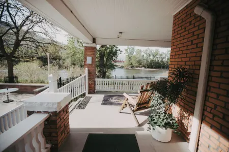 Goldsmith's River Front Inn Отели в г. Боннер-Запад Риверсайд