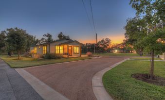 Upscale Home with Pool and FirePit - Close to Mercer St!