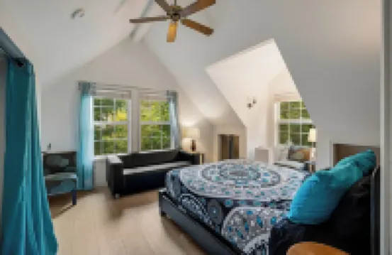 Idlyllic riverfront 2-bed cabin with hot-tub close to Stevens Pass and hiking