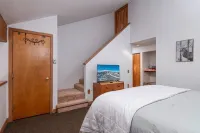 NEW Ski in/out condo with Mt views, hot tub, porch, gym & wifi!