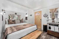 Julian Cafe Couples Cottage - Breakfast Included at The Julian Cafe & Bakery!