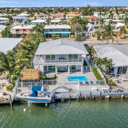 Steps Away from the Cabana Club, 2 Bed, 2 Bath, Kayaks, Dock, Ice Maker, Pool.