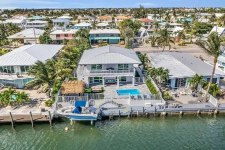 Isla Paraiso! One house, two options! Отели в г. Key Colony Beach