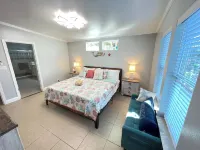 Paddle Paradise: 3/2 Bath House with Jacuzzi, Kayaks, Paddleboards & Game Room