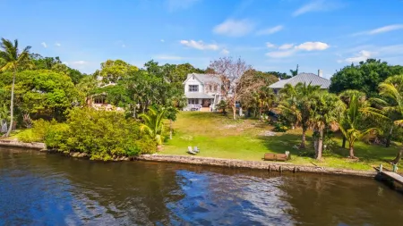 Waterfront Storybook Loft in downtown  Stuart