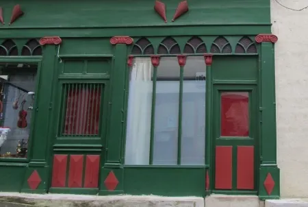 The Saint Paul duo at the entrance to Parc Buffon