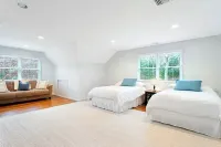 Picturesque 5 Bedroom Hamptons Villa with pool 3 min from beach