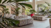 Villa Magnolia, Lux condo, steps from the beach.