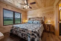 Hot tub cabin with fireplace, Smoky Mountain views, pet friendly, 10 min to Park