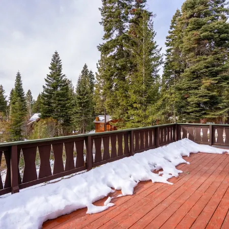 Charming, renovated Carnelian Bay Cabin
