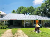 10th St. Bungalow Downtown, Bandera, TX. Hotels near Arkey Blue's Silver Dollar